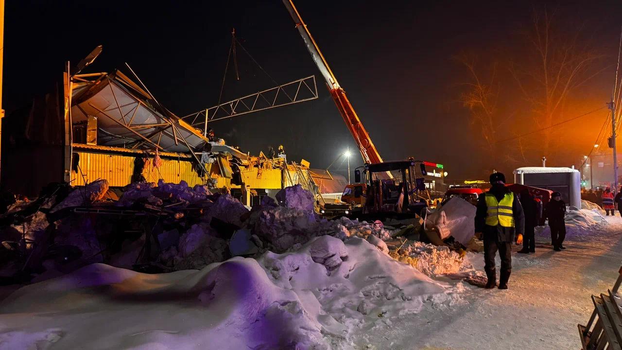 Фото Опубликованы новые кадры с места обрушения торгового центра в Новосибирске 9